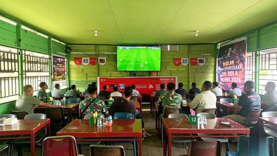 Melalui Nobar Piala Dunia 2026, Babinsa Koramil 01/Rengat Tanamkan Nilai Persatuan