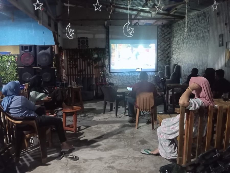 Melalui Nobar Piala Dunia 2026, Babinsa Senayang Rawat Persatuan dan Kemanunggalan TNI-Rakyat ((KTR)