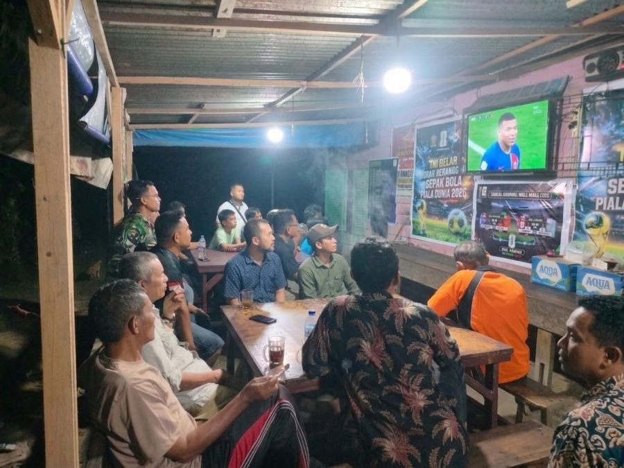 Melalui Nobar Piala Dunia 2026, Koramil 05/Rimba Melintang Perkuat Kamtibmas di Bangko Lestari