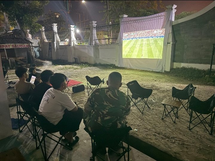 Melalui Nobar Piala Dunia, Babinsa Perkuat Komunikasi Sosial dengan Warga Binaan