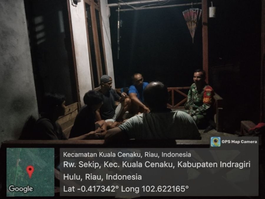 Melalui Patroli Malam Dan Komsos, Babinsa Ajak Warga Bahas Keamanan Malam Hari