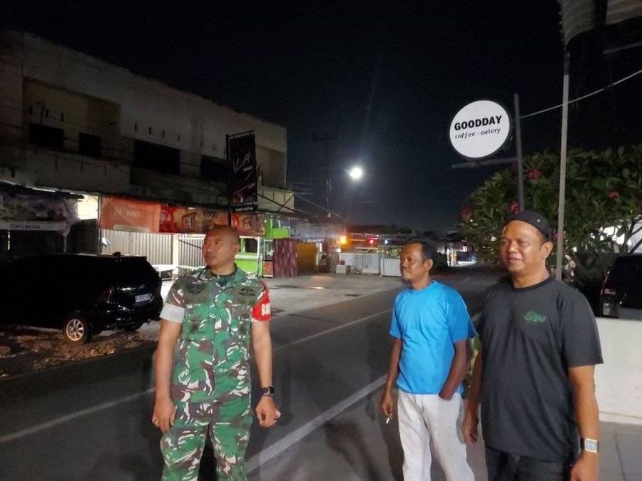 Melalui Patroli Siskamling, Babinsa Perkuat Keamanan Lingkungan Bersama Warga