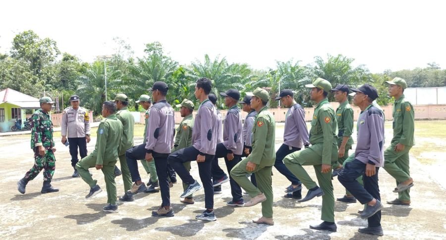 Melalui Pelatihan Linmas, Babinsa Wujudkan kedisiplinan dan kesiapsiagaan demi keamanan Desa.