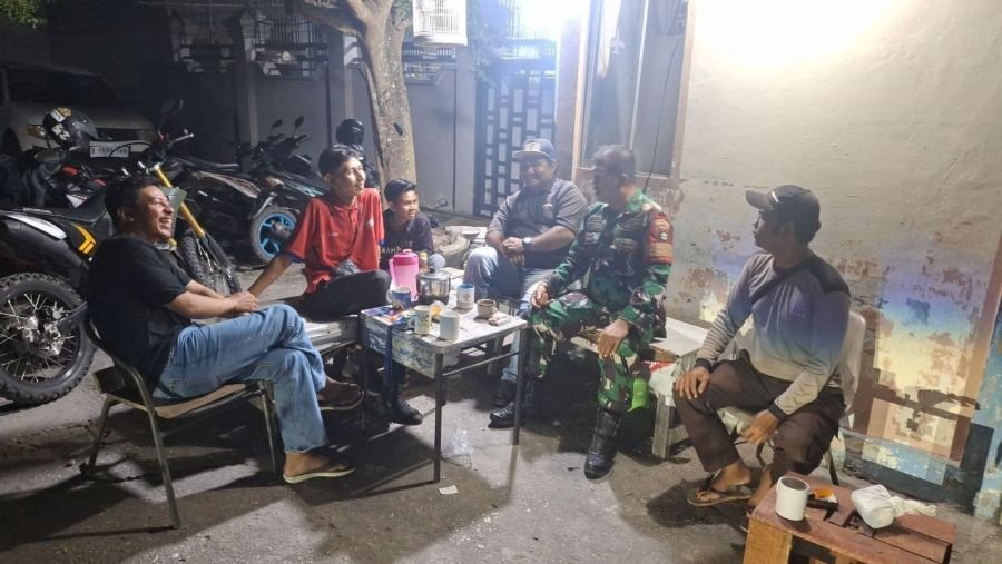 Melalui Ronda Malam, Babinsa Air Hitam Pererat Kemanunggalan TNI dan Rakyat