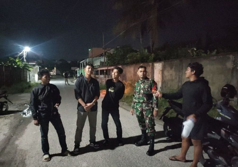 Melalui Ronda Malam, Babinsa Ajak Pemuda Tingkatkan Kepedulian terhadap Lingkungan