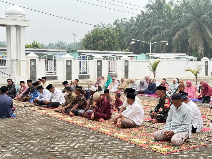Melalui Salat Istisqa, Babinsa dan Warga Rumbai Barat Panjatkan Doa Memohon Hujan