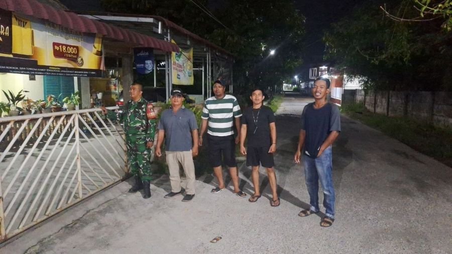 Melalui Siskamling, Babinsa Air Hitam Bangun Kesadaran Kolektif Jaga Keamanan Lingkungan