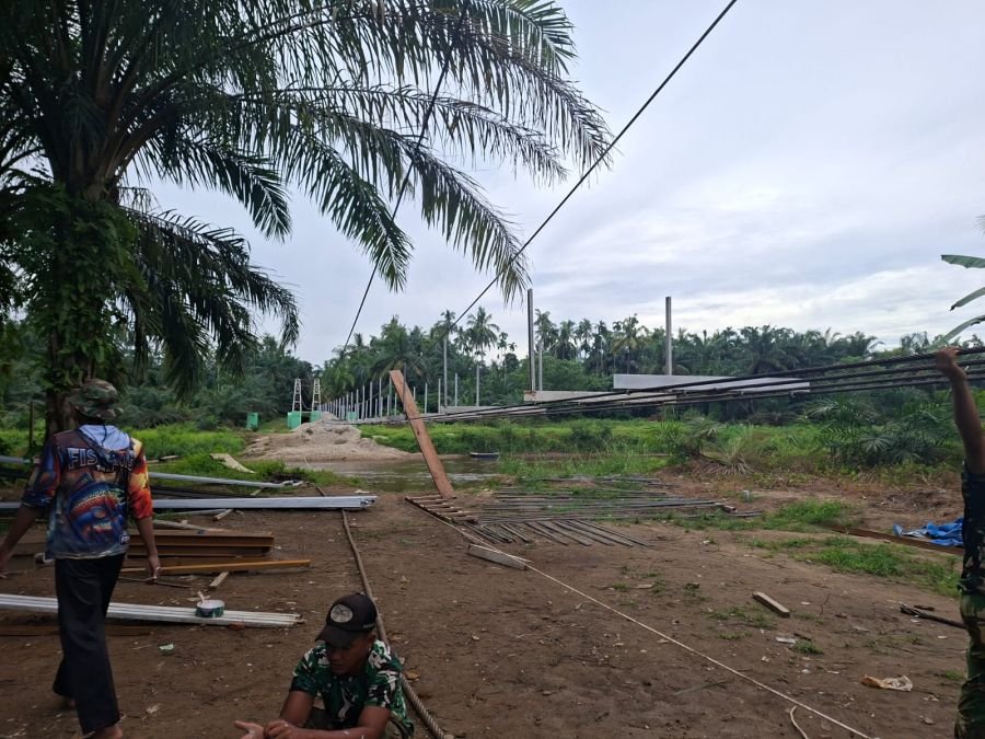 Melangkah ke Struktur Utama, Satgas Kodim 0313/KPR Kebut Pemasangan Kedudukan Lantai Jembatan Muara
