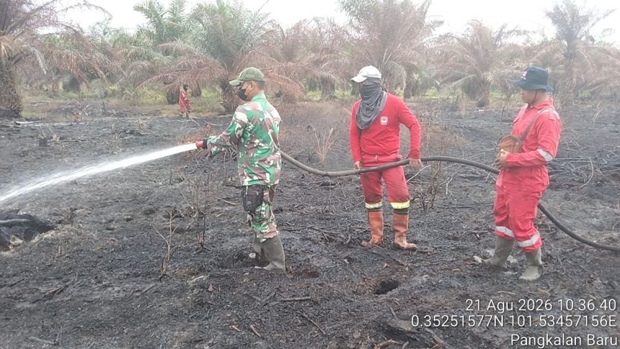*Memasuki Musim Kemarau,Babinsa Koramil 06 Siak Hulu Bersama Manggala Agni Lakukan Patroli Dan Pemad