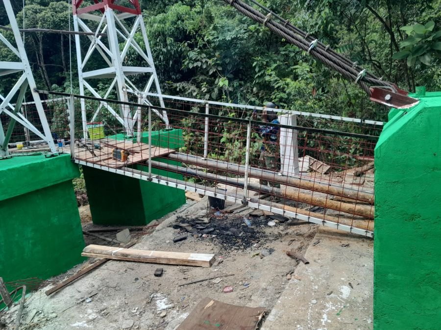 Memasuki Tahap Finishing, Satgas Kodim 0313/KPR Geber Pengecatan Fondasi dan Pengelasan Railing Jemb