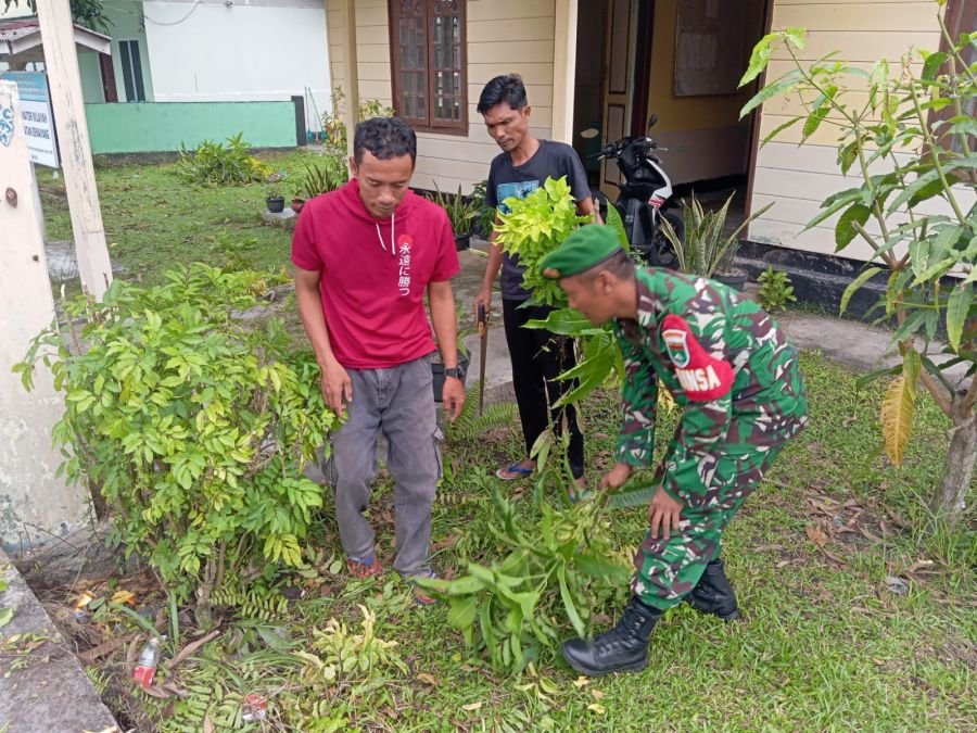 membantu anggota Korwil yang sedang sibuk membersihkan tanaman serta merapikan halaman depan Kantor