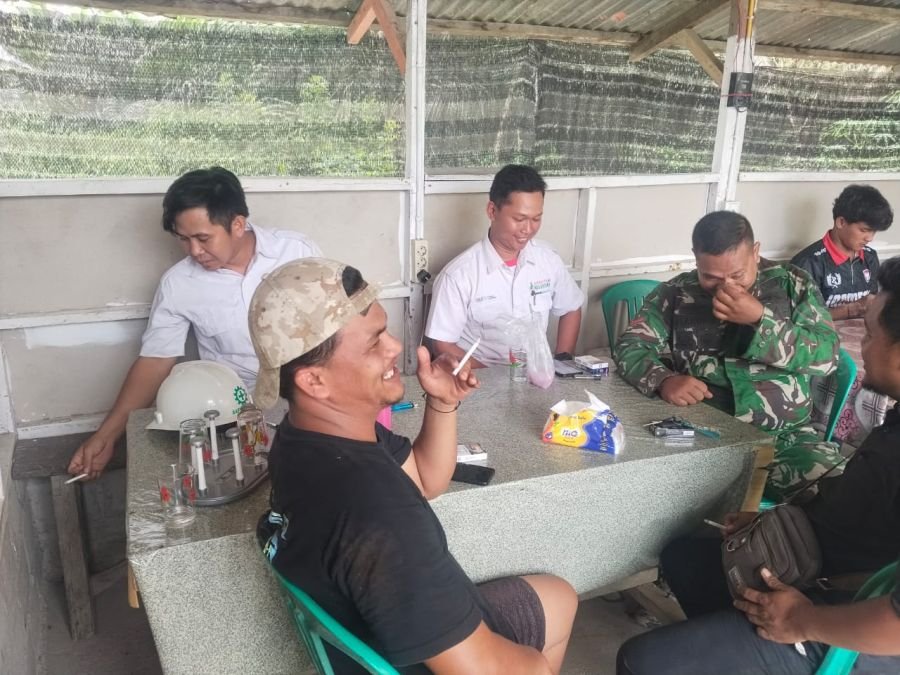 Membaur Bersama Warga Penyaguan, Kopda Prengky Aruan Gencarkan Komsos Humanis