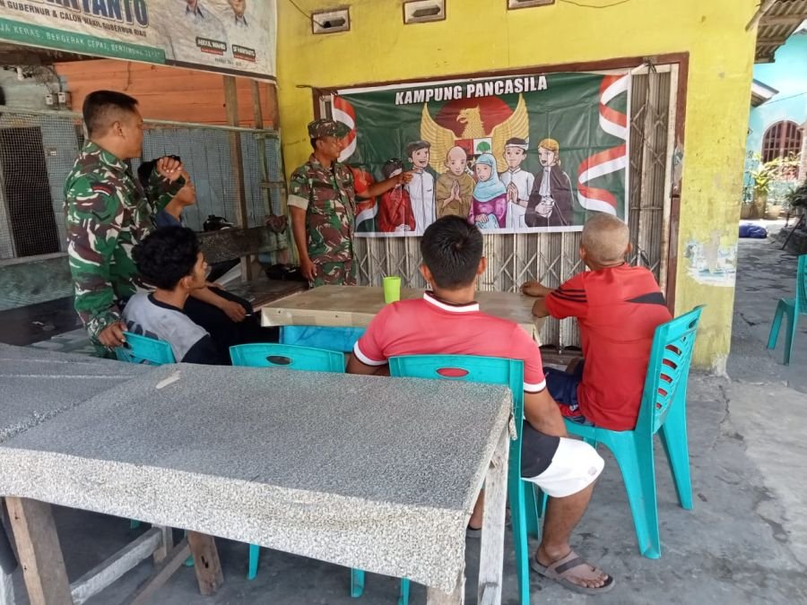Membumikan Nilai Pancasila, Babinsa Koramil 01/Siak Ajak Warga Kampung Empang Baru Jaga Kerukunan