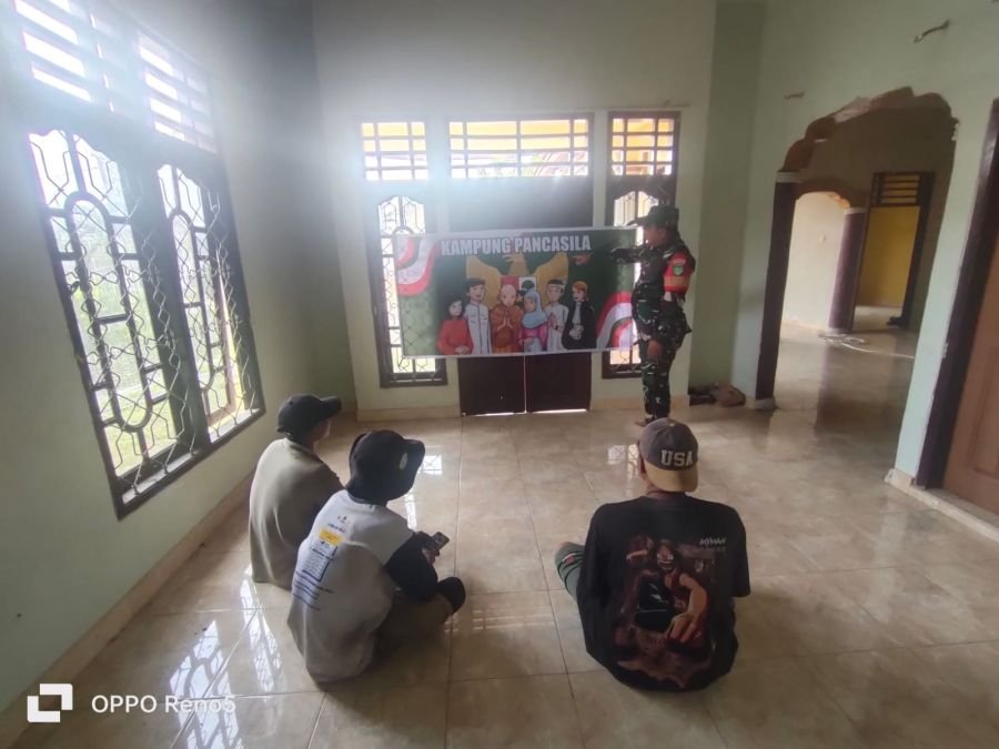 Membumikan Nilai Pancasila, Babinsa Koramil 01/Siak Dorong Warga Kampung Tengah Aktifkan Siskamling