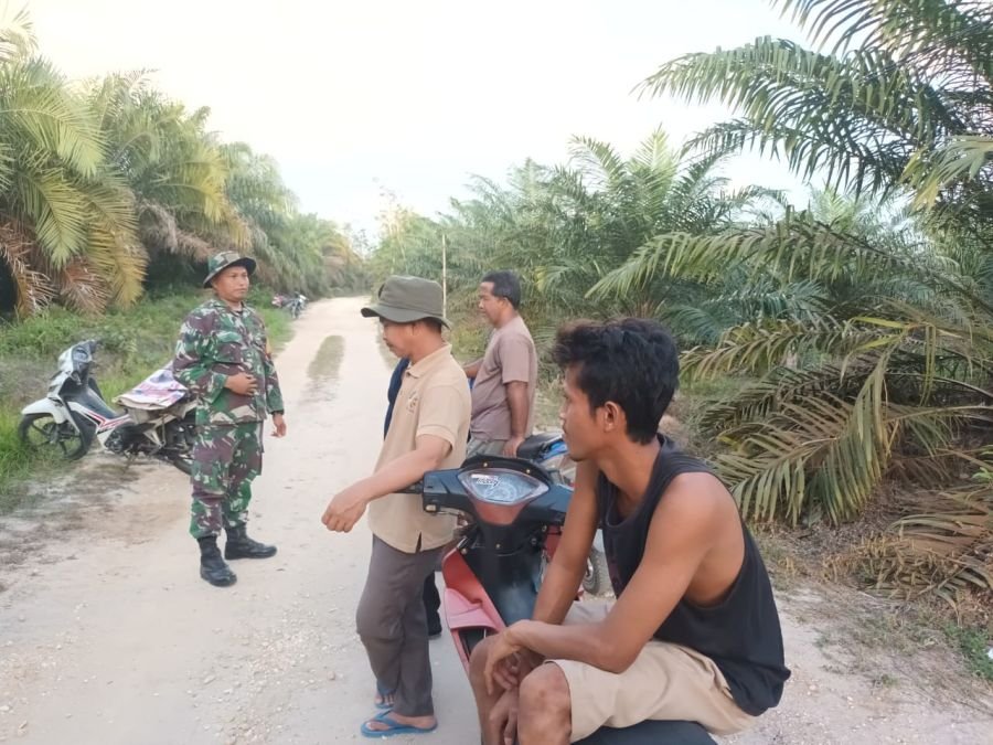 *MEMPERERAT KEAKRABAN ANGGOTA KORAMIL 05/KK  KOMSOS DENGAN WARGA DESA BINAAN*