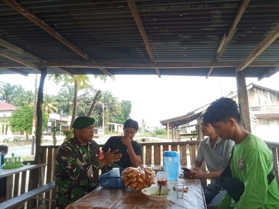 Mempererat Komunikasi Sosial Babinsa Koramil 12/XIII KK Kodim 0313/Kpr