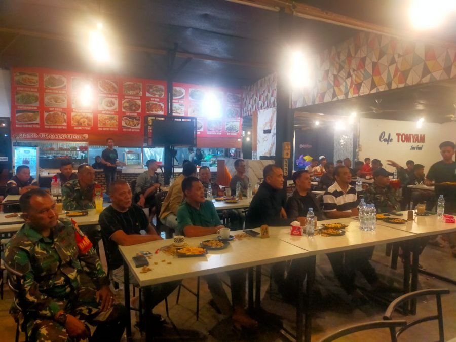 Mempererat Sinergitas, Danramil dan Babinsa Gelar Nonton Bareng Bersama Forkopimcam