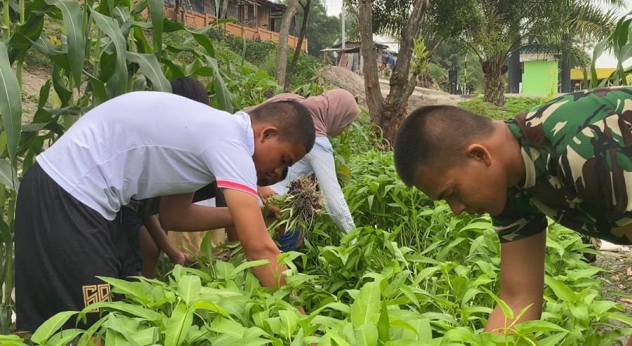 Satgas Yonif TP 952 dan Warga Bengkalis Garap Kebun Pangan