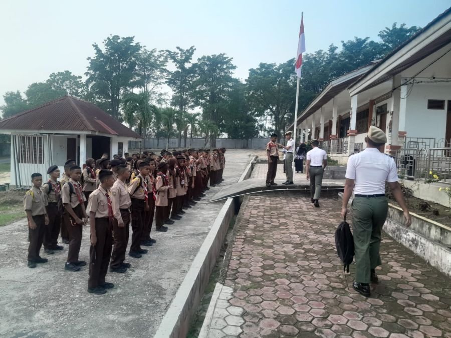 Mendamping kadet Unhan dan siswa Sekolah Rakyat 11 di kel. Banjar XII, kec. tanah putih, kab. rohil