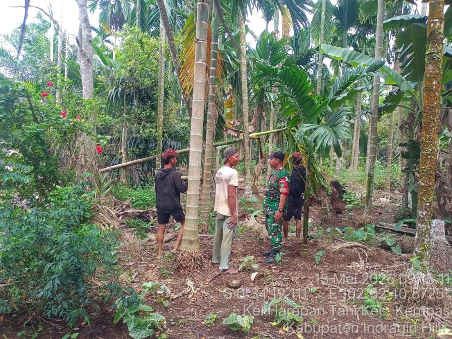 Mendung Tak Surutkan Babinsa 03/Tempuling Patroli Tapal Batas Kempas