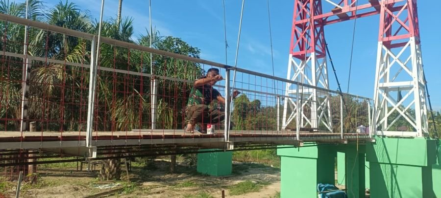 MENGEJAR TARGET PERESMIAN, TIM LAPANGAN PERCANTIK JEMBATAN DESA MUARA MUSU DENGAN PENGECATAN STRUKTU