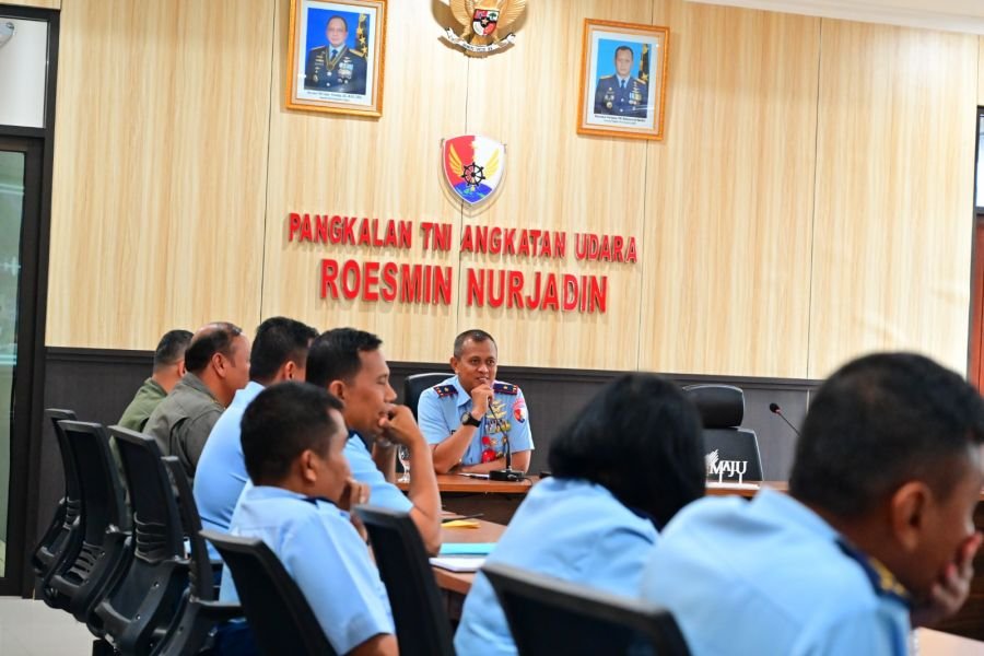 Hadapi Bulan November, Danlanud Roesmin Nurjadin Pimpin Rapat Staf
