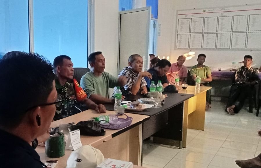 MENGHADIRI RAPAT BERSAMA KEPALA DESA DAN WARGA MEMBAHAS PROGRAM KERJA SERTA KETERTIBAN LINGKUNGAN