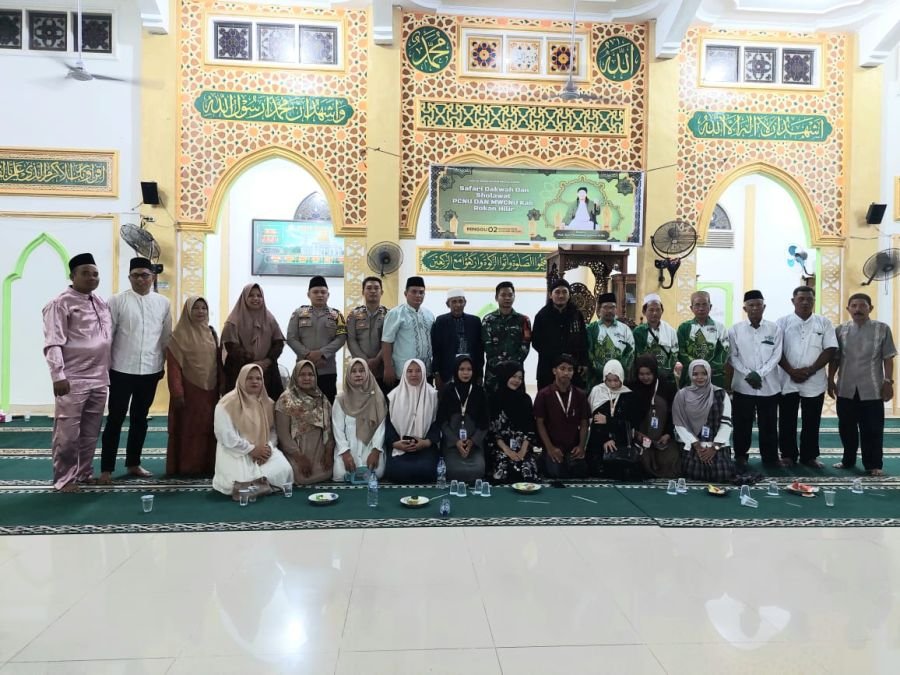 Menghadiri undangan Safari Da'wah dan Sholawat yang diselenggarakan oleh PCNU dan MWCNU