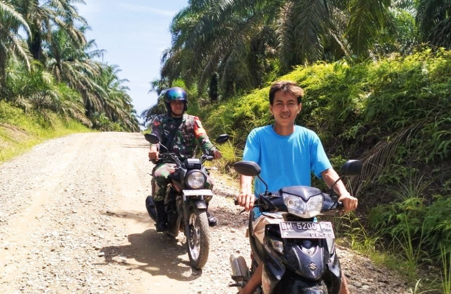 Menghimbau Warga Cegah Karhutla Dilakukan Babinsa Koramil 02 Rambah Kodim 0313/KPR