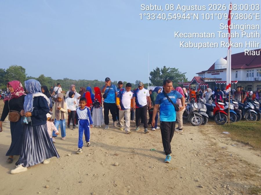 Mengikuti Kegiatan Jalan Santai Dalam Rangka HUT RI Ke-81 Di Halaman Kantor Camat Tanah Putih