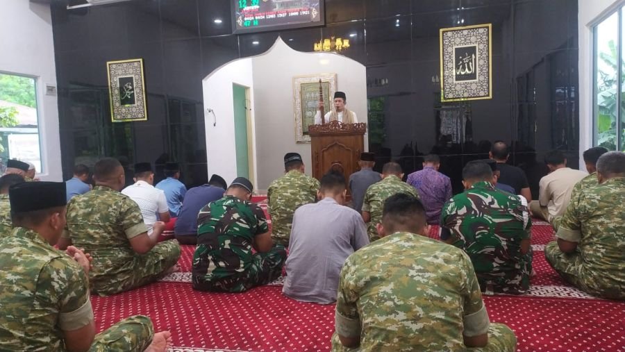 Meningkatkan Iman dan Takwa, Sholat Jum’at Bersama Dilaksanakan di Masjid Al-Abror Makodim 0315/TPI