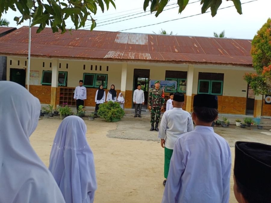 Menjadi Narasumber, Babinsa Koramil 16/Tapung Ajarkan Disiplin Kepada Siswa Siswi di Sekolah