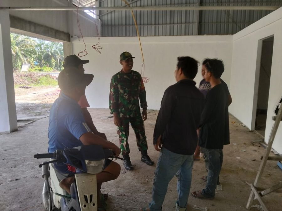 Menjaga Desa Dimulai dari Kebersamaan, Babinsa Koramil 05 Bukit Batu Gelar Komsos Bersama Warga