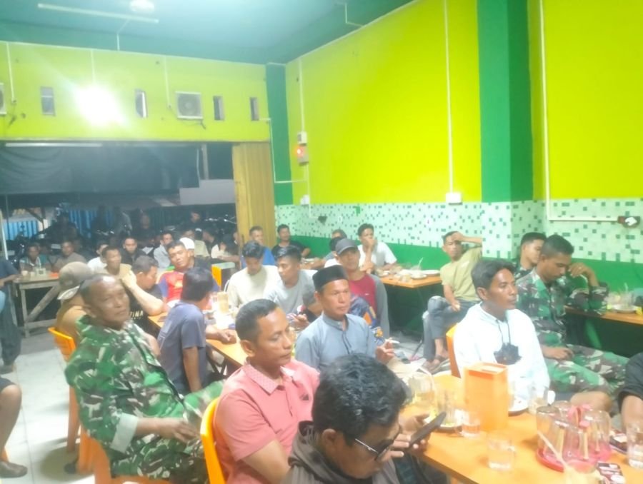 Menjalin kebersamaan dan kedekatan, Babinsa Ramil 06/Cerenti gelar Nobar Piala Dunia
