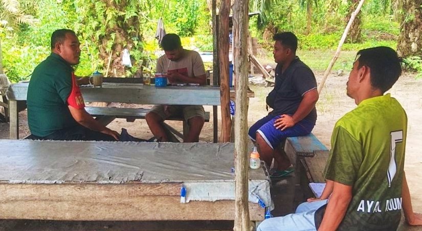 Menjalin Silahturahmi, Babinsa Koramil 10 Kunto Darussalam Kodim 0313/KPR Tingkatkan Komsos