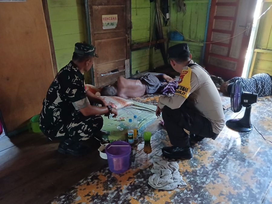 Menjenguk Warga yg Sedang Sakit Sebagai Wujud Kepedulian dan Silaturahmi Aparat di Ds Tanjung Kelit