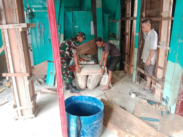 Menulis
Babinsa Koramil 02/Tarempa Komsos dengan Tukang Bangunan, Pantau Pembangunan dan Keselamatan