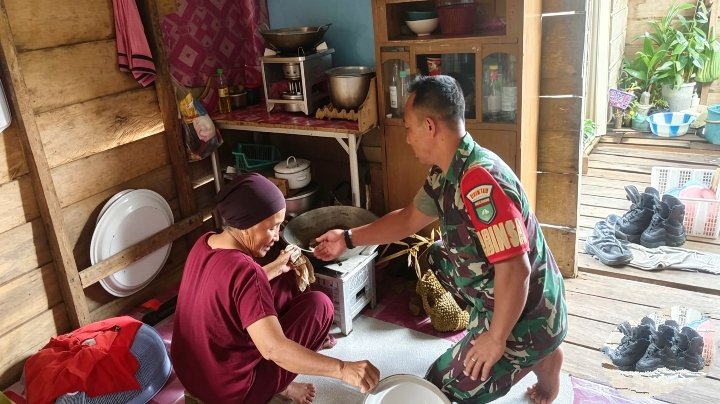 Menulis
Babinsa Koramil 02/Tarempa Komsos dan Sambangi Warga Pembuat Lempuk Durian di Desa Serat