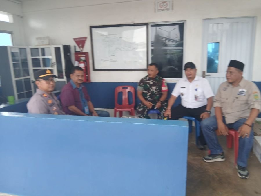 Menulis
Babinsa Koramil 11/PBR Jalin Komsos dengan Anggota Polsek Pulau Burung