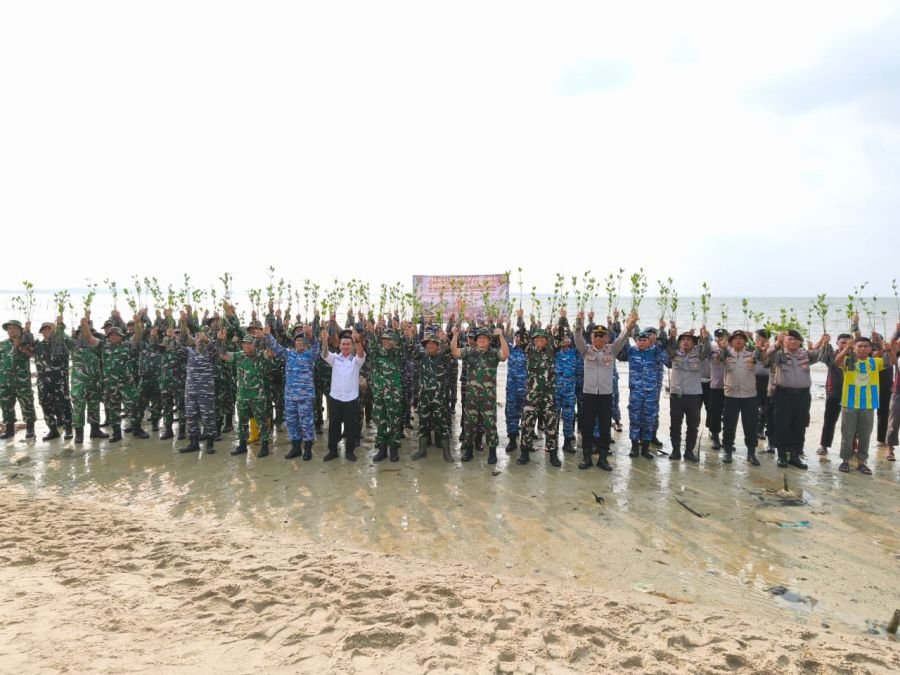Menyambut HUT TNI ke-81, Korem 033/WP Hijaukan Pesisir Bintan Melalui Penanaman Mangrove.