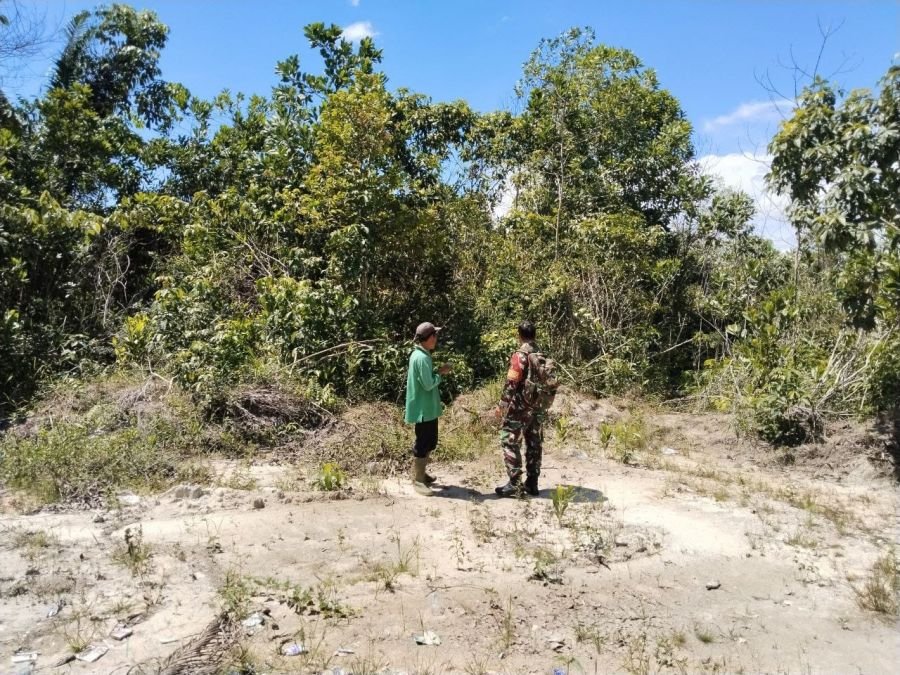 Menyapa Warga Sambil Patroli, Babinsa Perkuat Pencegahan Karhutla di Sungai Sibam