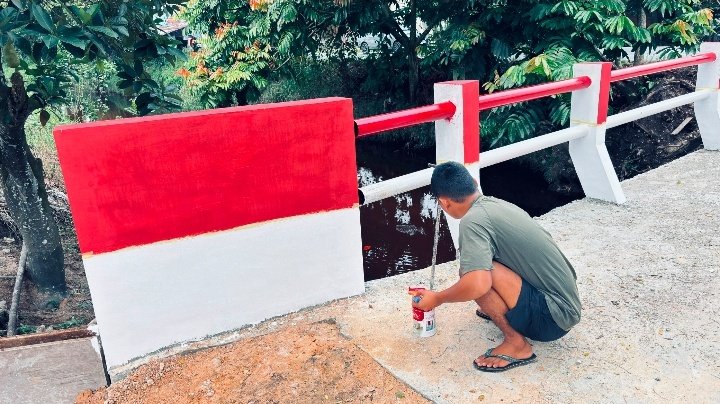 Merah Putih Hiasi Pagar Jembatan Garuda Beton, Bukti Kepedulian TNI terhadap Fasilitas Publik