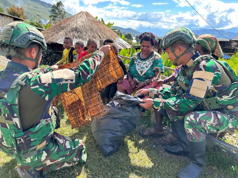 Merajut Dialog di Ujung Senja, Satgas Yonif 136/Tuah Sakti Pererat Kedekatan dengan Warga Wongdama