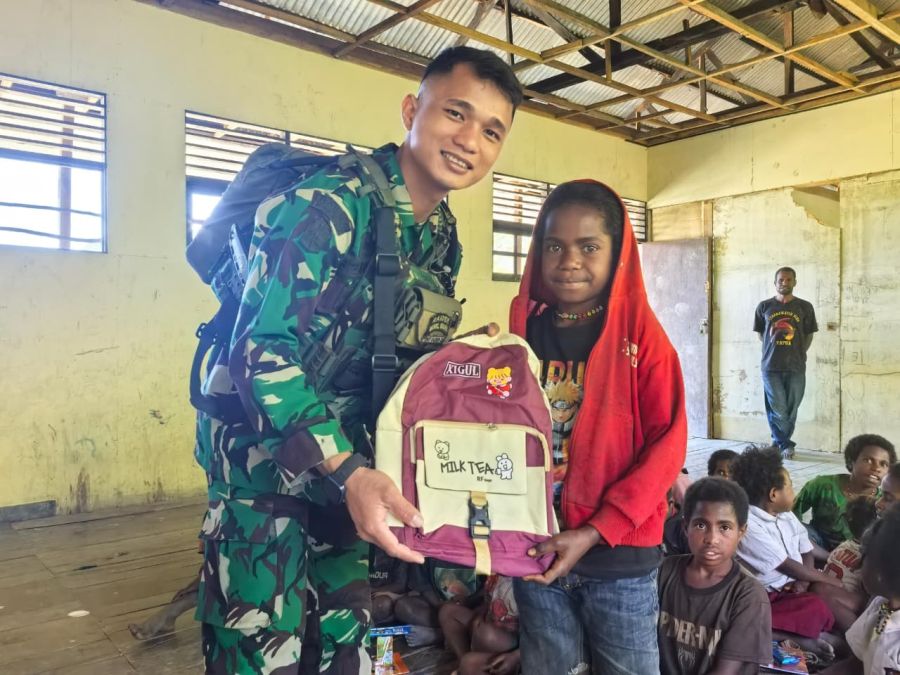 Merajut Harapan di Perbatasan, Satgas Yonif 136/Tuah Sakti Mengajar dan Berbagi Perlengkapan Sekolah