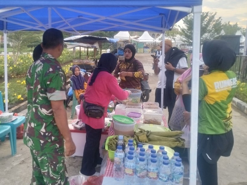 Meriahkan Event Car Free Day, Babinsa Sambangi UMKM Lontong Ny. Wisnu di Taman Budaya Batu 6