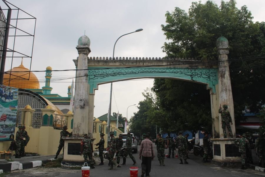 Meriahkan HUT RI ke-78, Personil Kodim 0301/Pekanbaru Ikut Karya Bhakti di Masjid Raya Senapelan
