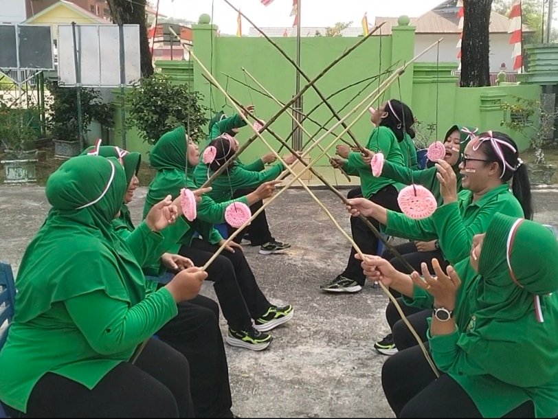 Meriahkan HUT RI ke-81, Persit Koramil 01/Bangko Gelar Berbagai Lomba Seru di Makoramil