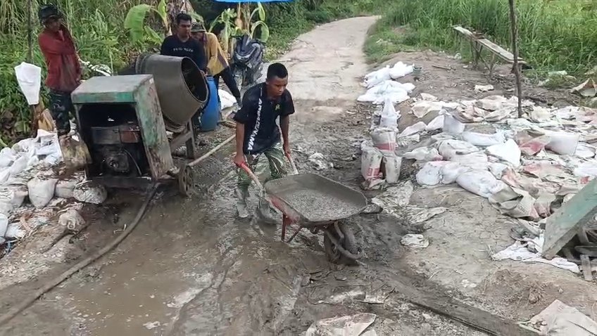 Meski Diguyur Hujan, Satgas TMMD dan Warga Terus Kebut Pembangunan Jembatan Gantung di Desa Sialang