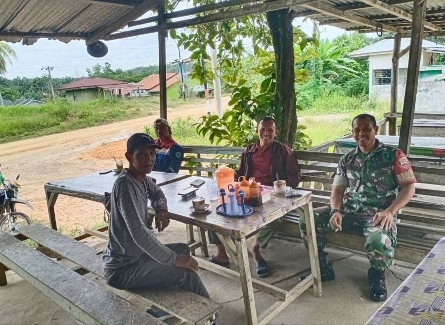 Mewujudkan Keakraban, Babinsa Koramil 01/Rengat  Komsos Dengan Warga Binaan