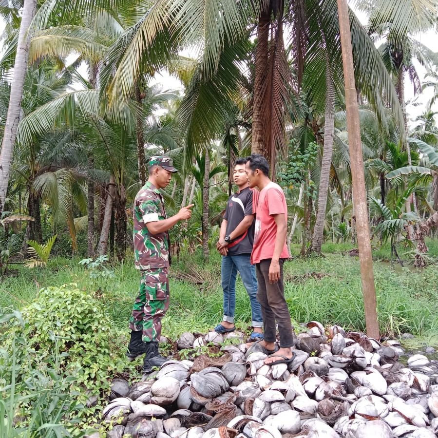 Minggu Pagi: Babinsa 07/Reteh Patroli Tapal Batas dan Sosialisasi Karhutla di Desa Pandan Sari
